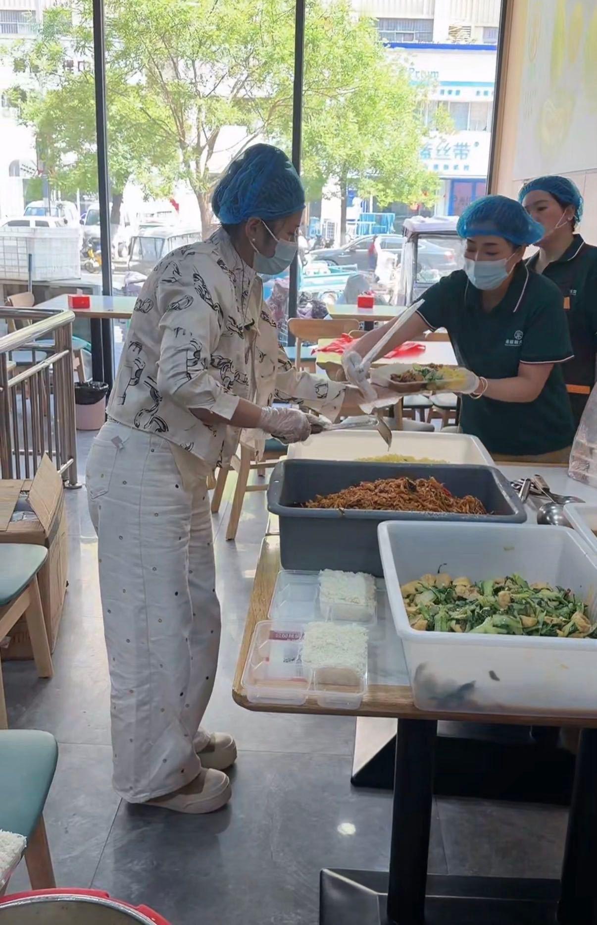 俏黄蓉重返工地为工友送盒饭曾经她在工地挥洒汗水，讨过生活，五一期间她重返工地不是