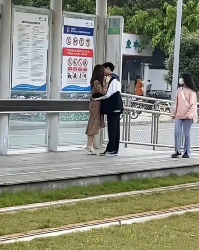 她只是想看一下站牌 ​​​