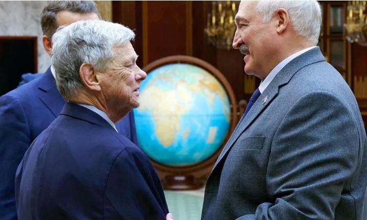 白俄罗斯官方发布的这张照片显示，白俄罗斯总统亚历山大·卢卡申科与美国总统特使约翰