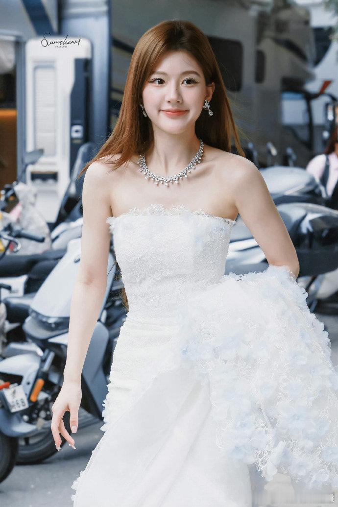 #赵露思芭比粉拖鞋##赵露思抹胸婚纱配拖鞋#赵露思以抹胸婚纱配芭比粉拖鞋的独特造