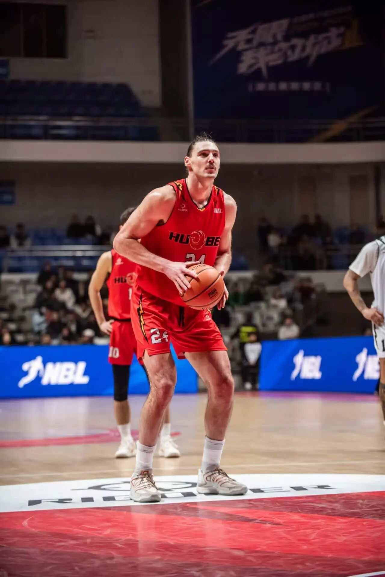 山东男篮取消注册了克里斯，但肯定不会裁的，只是让他安心养伤，期间也给新援贝利·斯