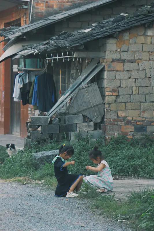 不同阶段有不同打发时间的方式。小时候就尽情玩耍，像玩捉迷藏、跳皮筋，在游戏里健康