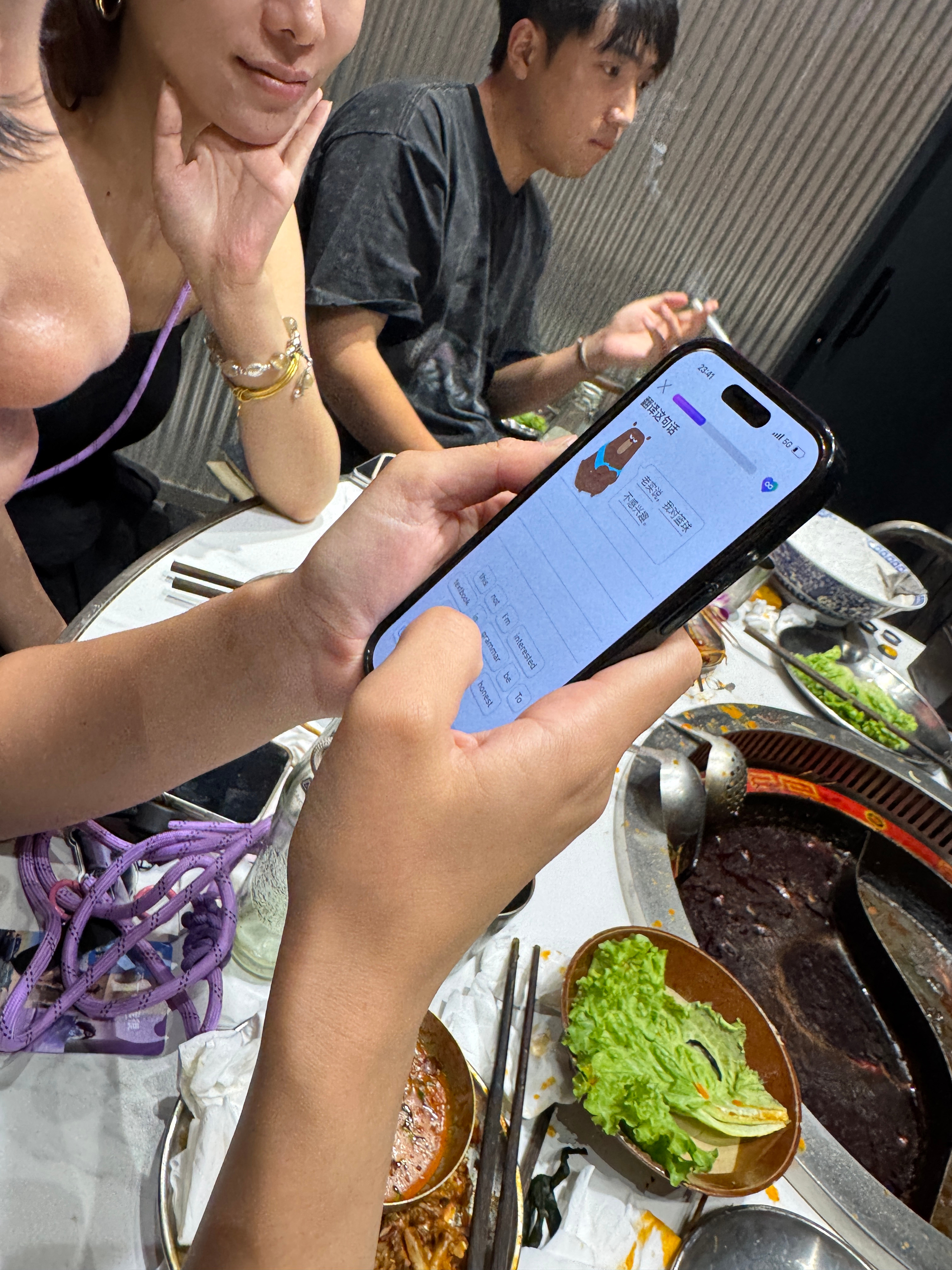 大家在吃饭，这人一直在看手机，我还寻思干嘛呢，结果在学英语！汽车圈也太卷了吧！人