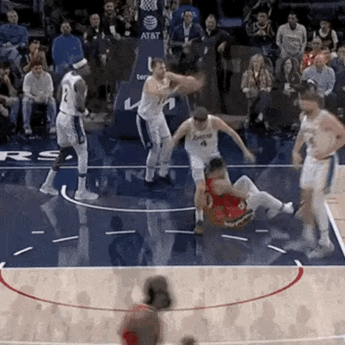 詹姆斯故意垫脚？别搞笑了，祖巴茨跳起来的时候，詹姆斯完全都没有看脚下，一个自然的