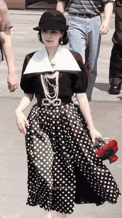 好矛盾啊 个人感觉白鹿其实胖点脸更好看 但是身体确实要瘦点更好 