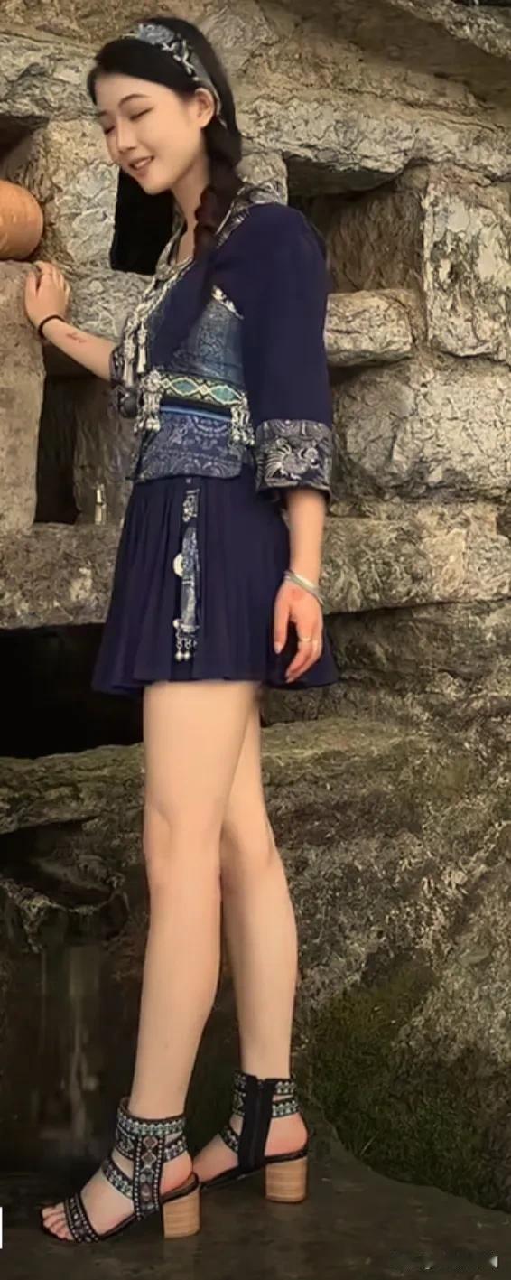 翠裙玉体，清丽如风。