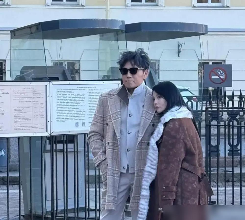 我把伊能静在俄罗斯的生图放大三倍，终于看清了她58岁状态的秘密，跟秦昊无关。
 