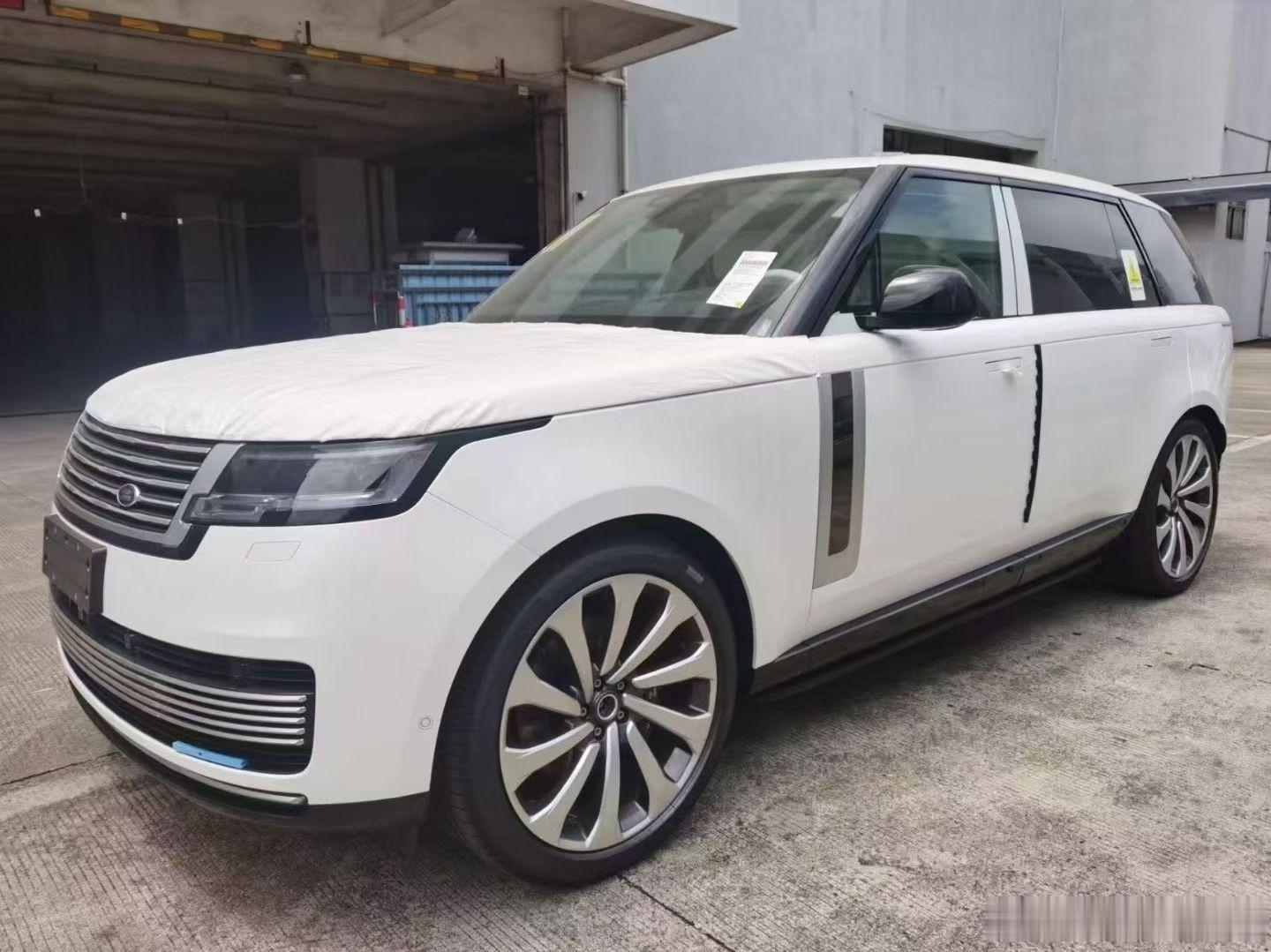 揽胜SV 白米 3.0T 四座 244.2万元那种25款小库存正经的SV，气场和