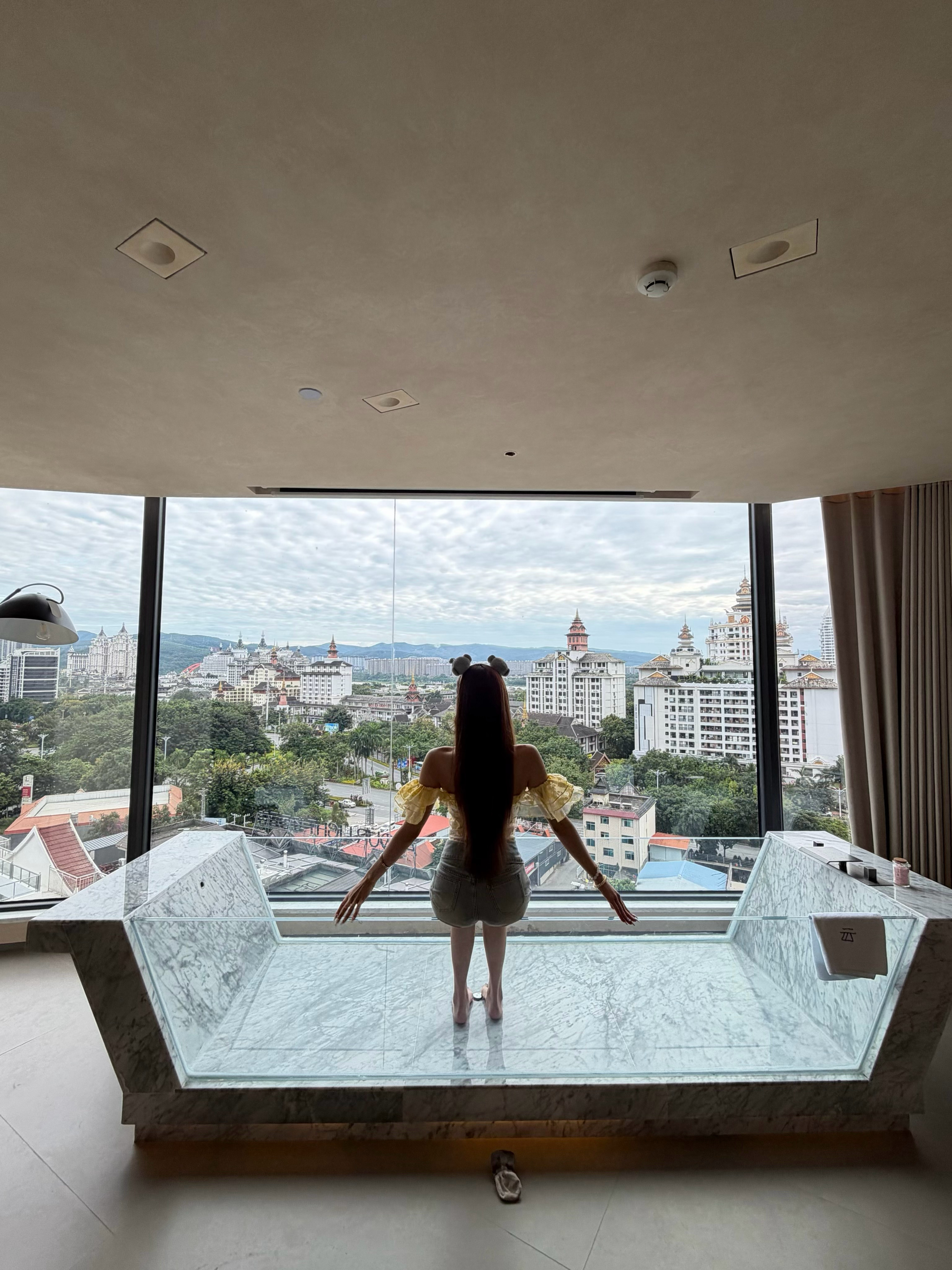 有的人好奇怪 不爱你 也不愿意放过你有的人更奇怪 爱你 还放过你  ​​​