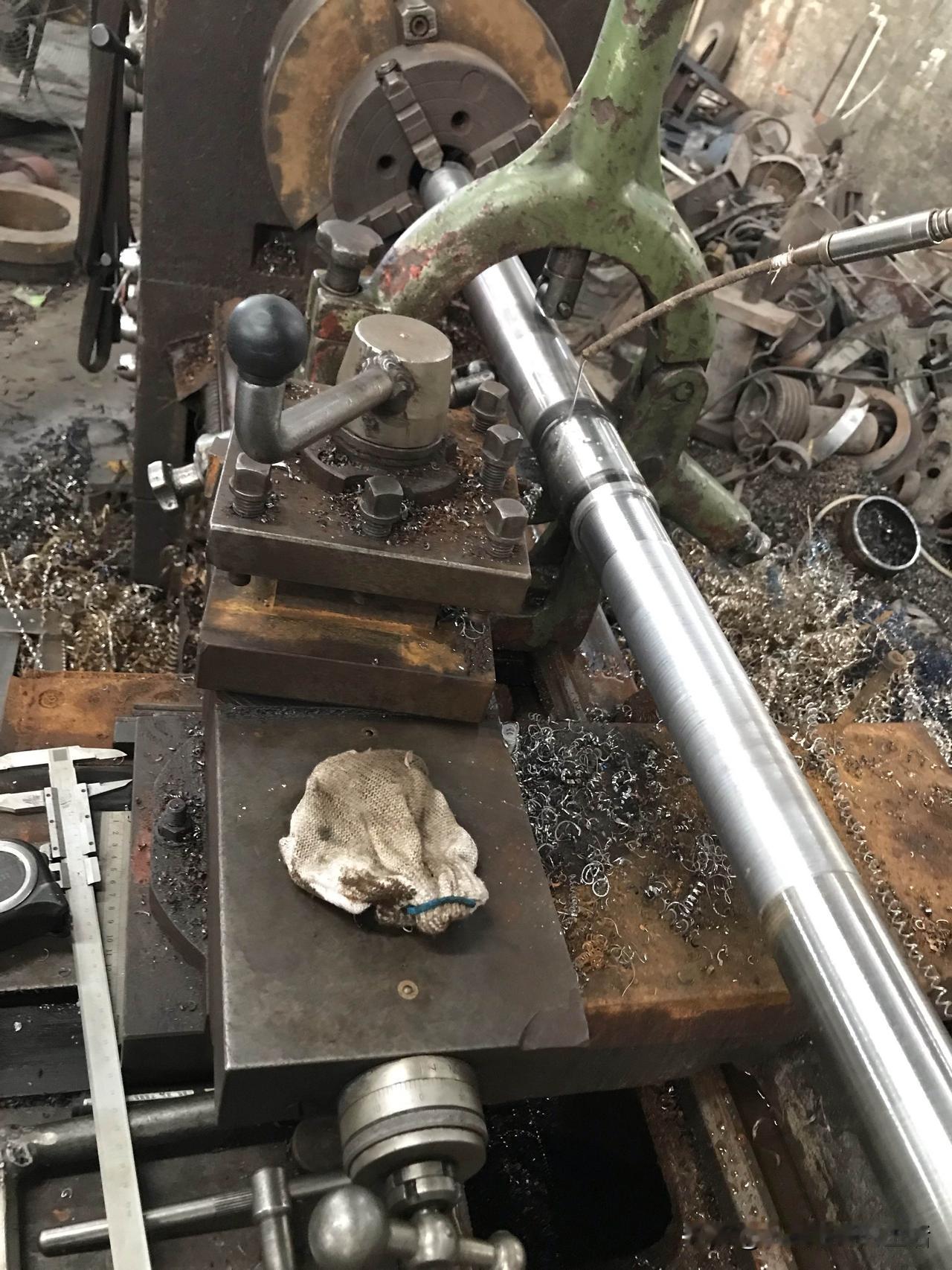 好好的一根轴，车着车着就废了！话说5000块月薪的车工大师傅，老板安排他车细长轴