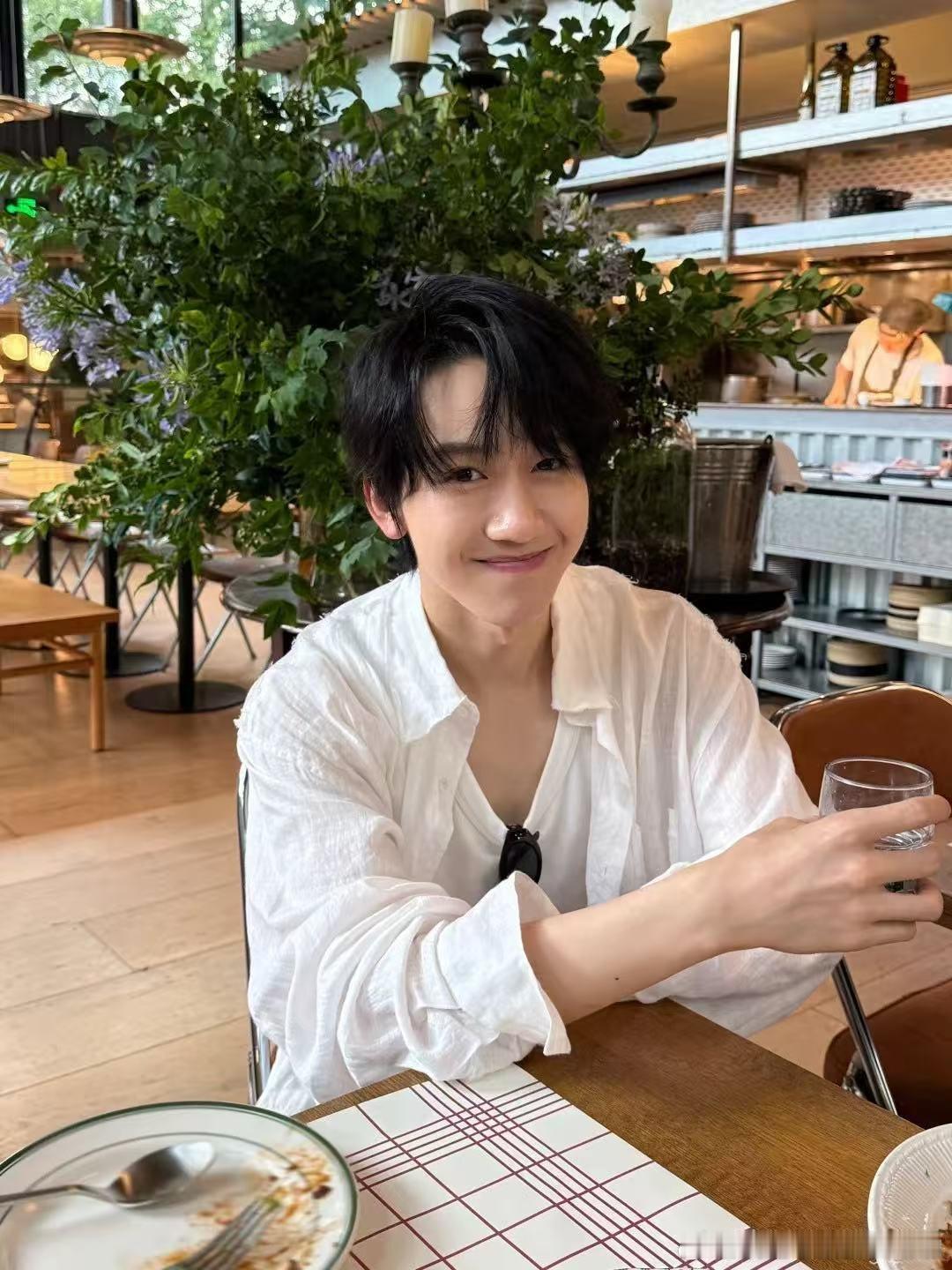 开思源用眼神演戏 最怕看这种没有台词的表演，因为全要靠眼神撑。开思源撑住了，而且