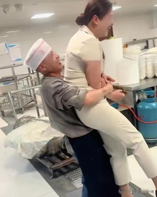 4月24日，河北邯郸一家小饭庄火了——不是因为菜香，而是因为后厨上演了一出“热闹