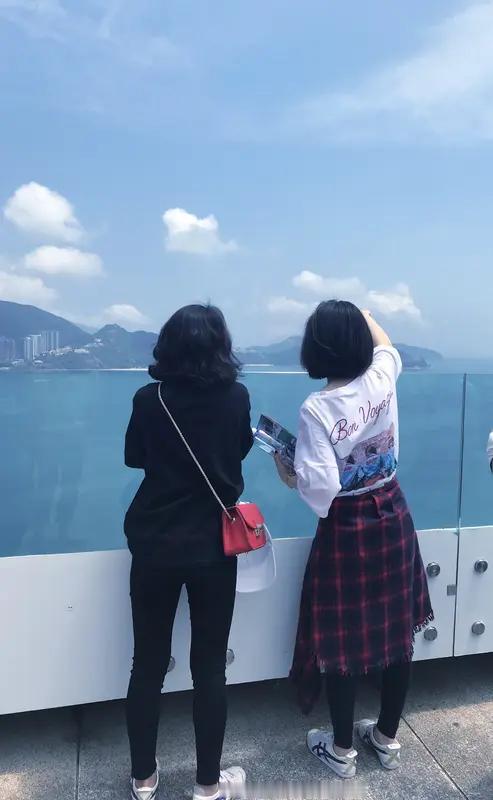 【香港：向太说真正有钱人不会给小孩买名牌】
        这个向太算一个名人，