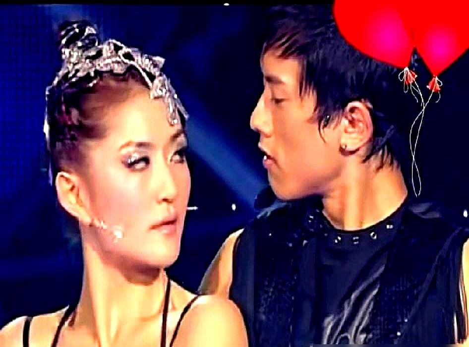 2007年快男的那场《舞月光》，至今没人敢复刻。
 
当时张杰正打解约官司，四强