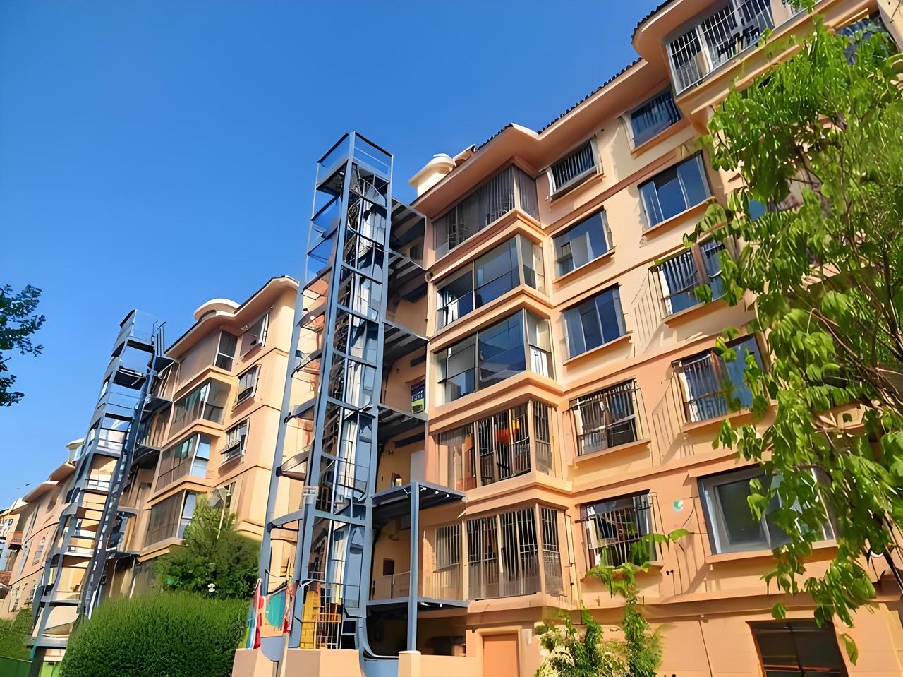 🏠 你家老小区几楼？
昨天路过文化路那个二十多年的老小区，看见几个工人正给3号