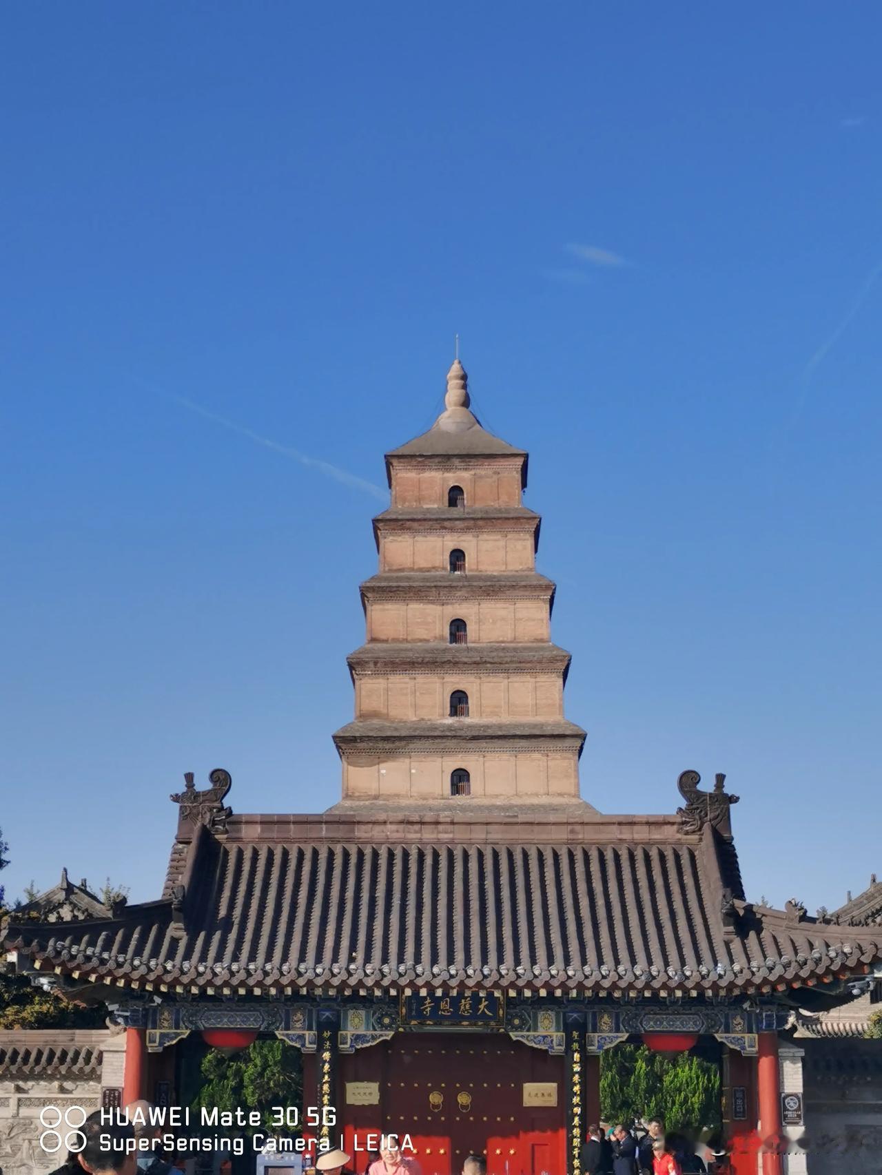 图一是西安有名的大雁塔；
图二是山西洪洞广胜寺飞虹塔；
图三是呼和浩特市的宝尔汗