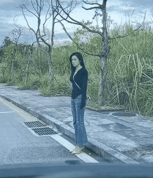 又使性子了？
说好了5：30，谁让你来晚了呢？不上去，不上去，就是不上去，哼！不