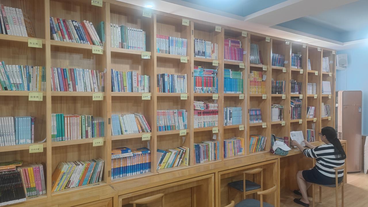 雄安图书馆，一条留言，点亮一座城的书香。一座图书馆，温暖一座未来之城。
一名高中