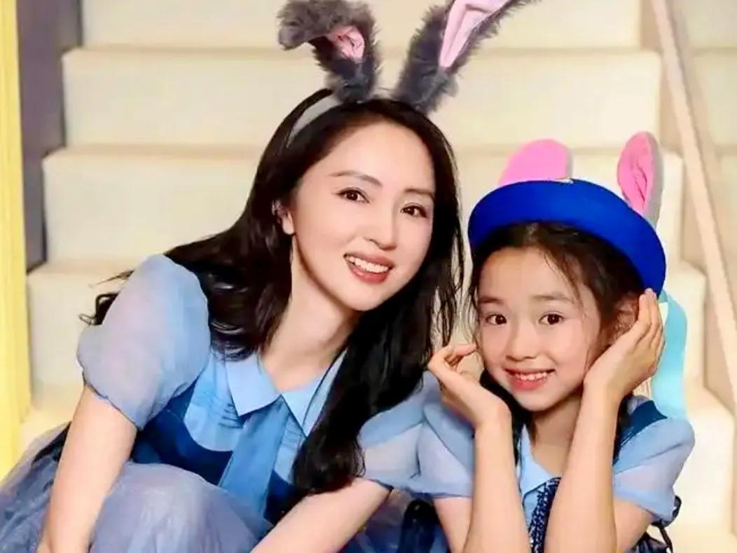 要么有才要么有貌，为什么董璇9岁女儿备受网友好评？黄奕12岁女儿却被吐槽？

因