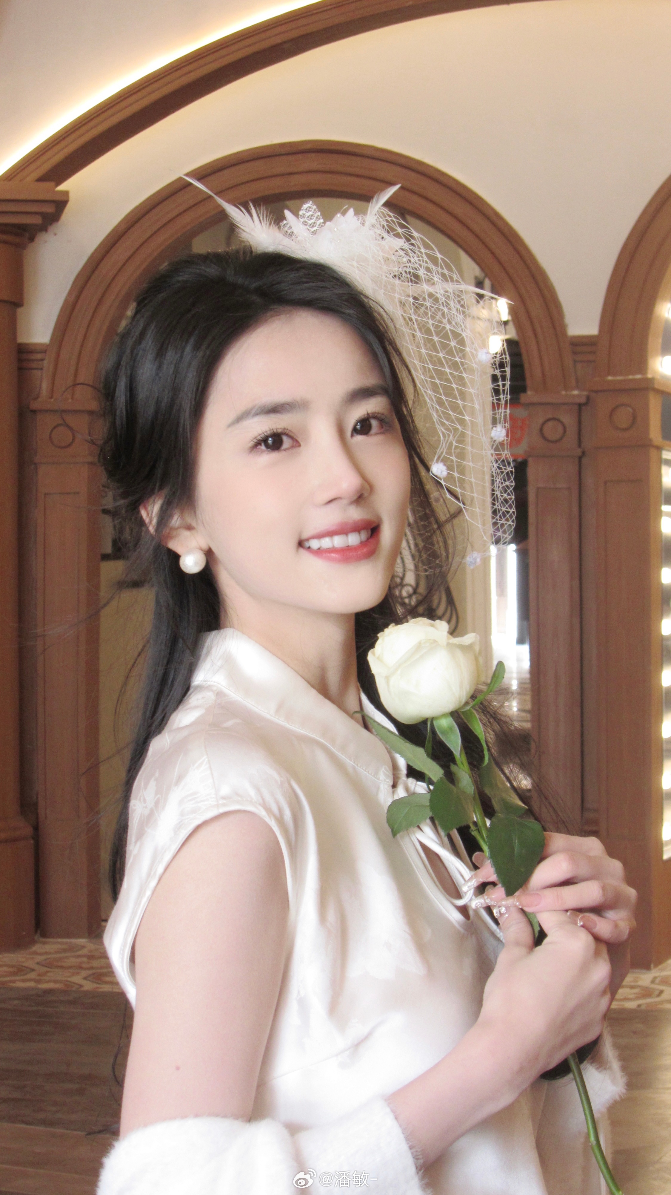 澄清一下 本人没有很白不是美女 整容的 最近还想整但是胆子没那么大了[馋嘴] ​