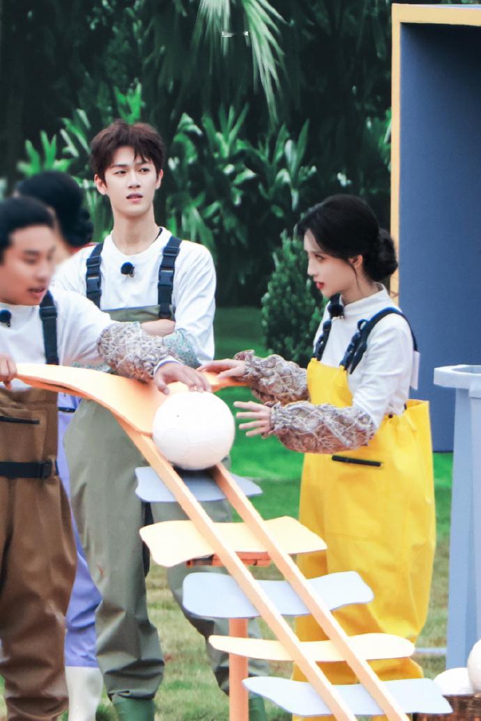 昀牵孟绕快三年了昀牵孟绕红利昀牵孟绕红利，昀牵孟绕快三年了，谁懂同框就是甜的含金