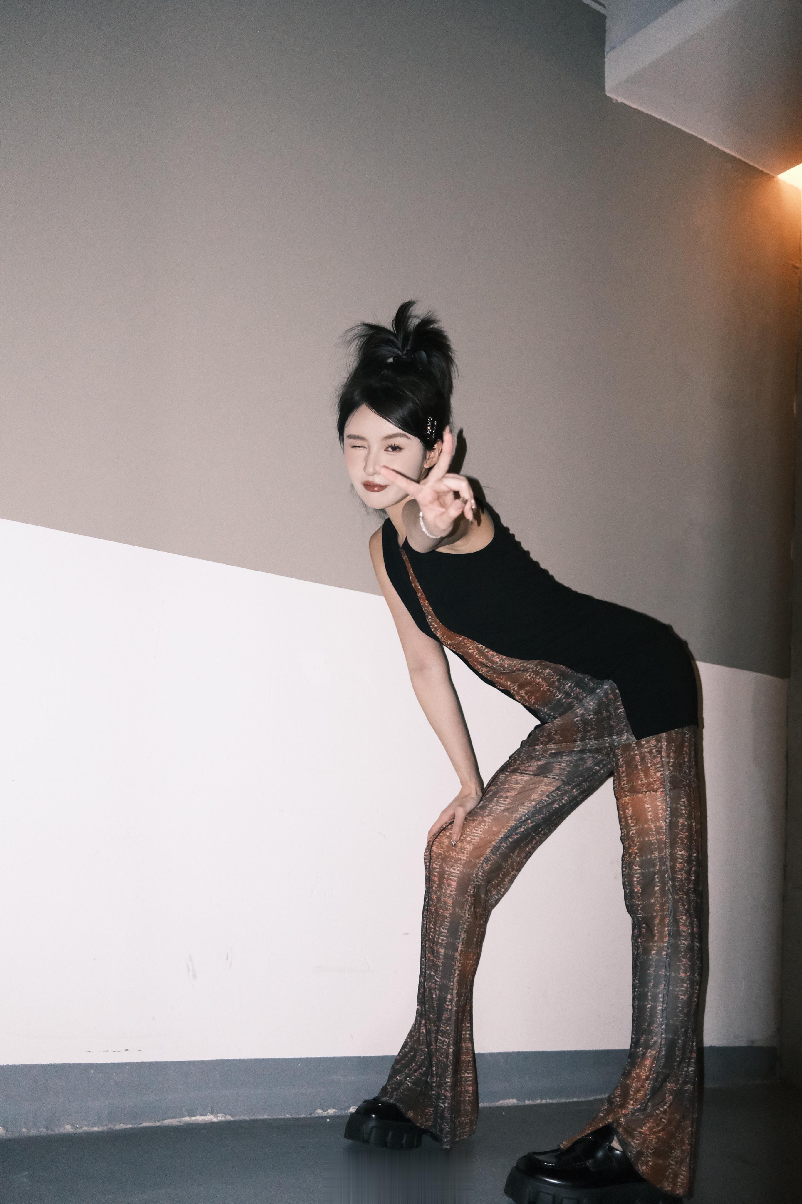 周六晚上好哇大家～第一次知道地下停车场+iPhone反差色滤镜+闪光灯出片可以这