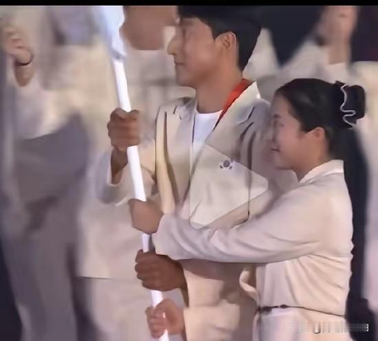 申裕斌担任韩国代表团的撑旗手，最吸引我的，不是她的笑容，而是她精致的妆容跟衣服。