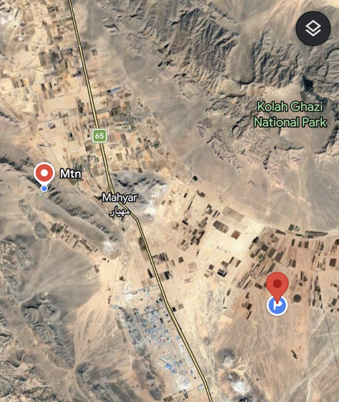 一位美军官员提供了关于救援美国武器系统军官行动的细节：“左侧山顶区域是武器系统军