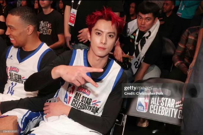 王鹤棣比马丁大十岁谁看了不惊讶，王鹤棣比马丁大十岁却跟同龄一样帅，红毛造型适配度