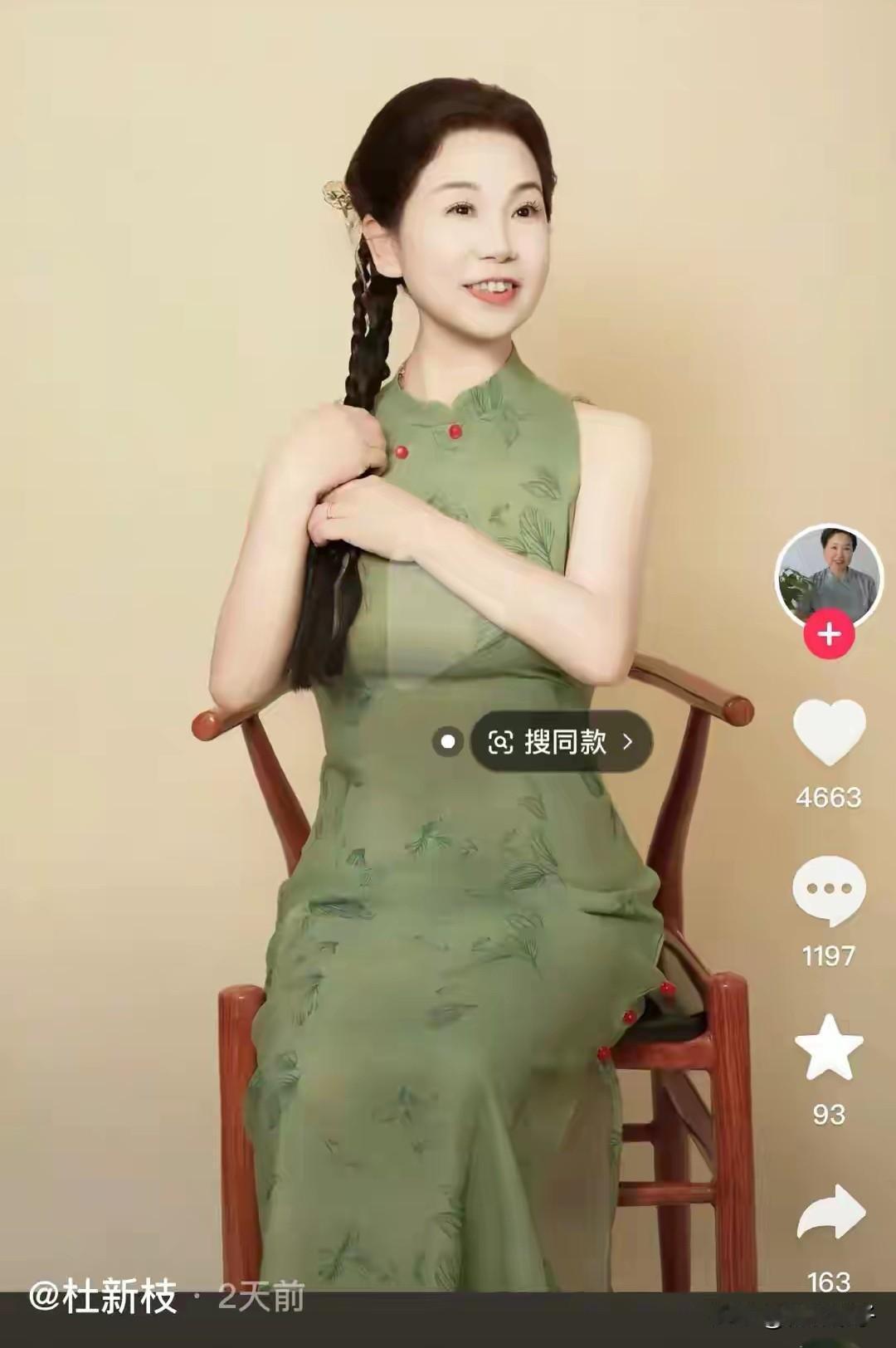 老杜这颜值晒过明星！
不仔细看这艺术照，
根本认不出来是中原一枝花。

老杜声称