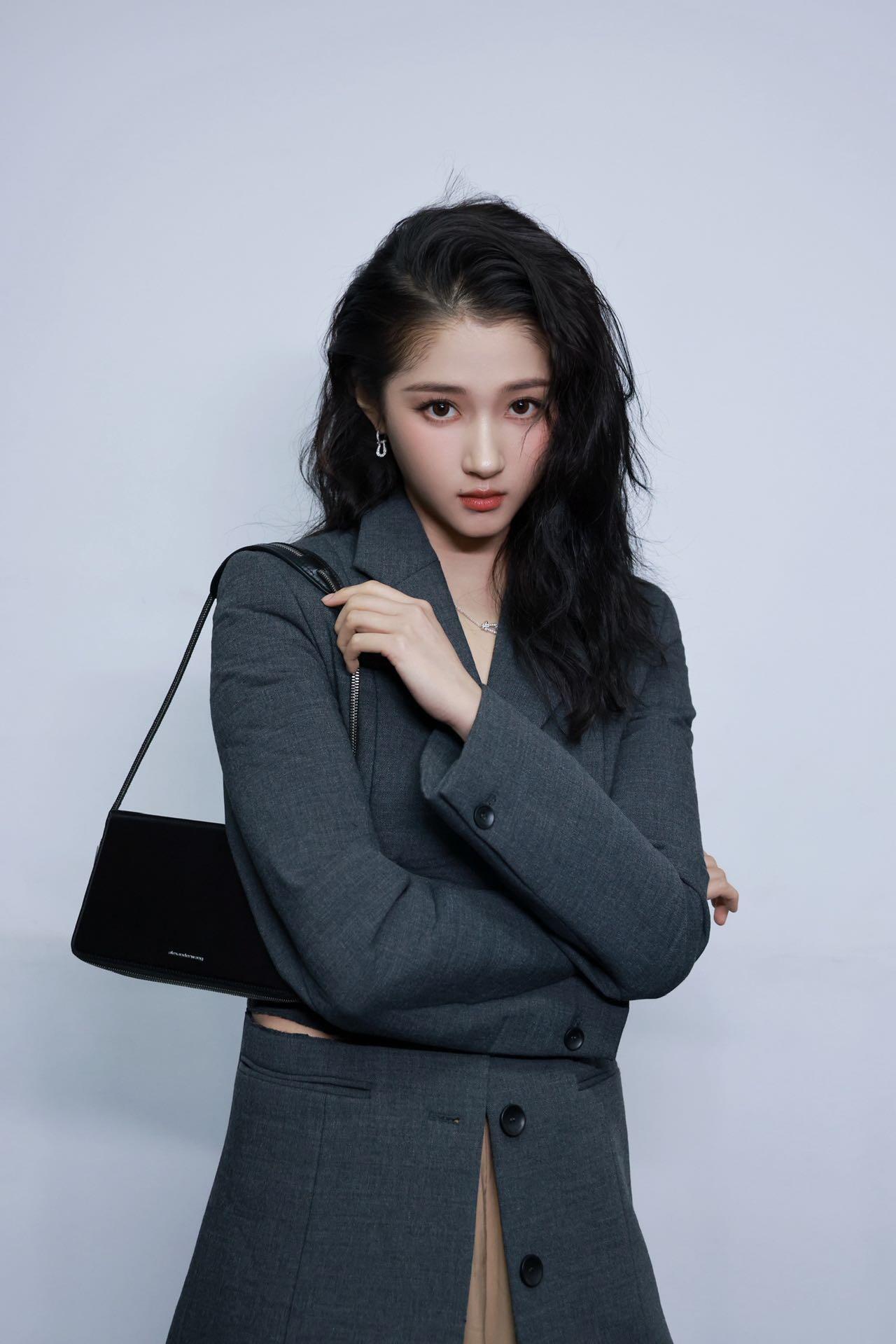 关晓彤好适合都市职场风，干练又时髦