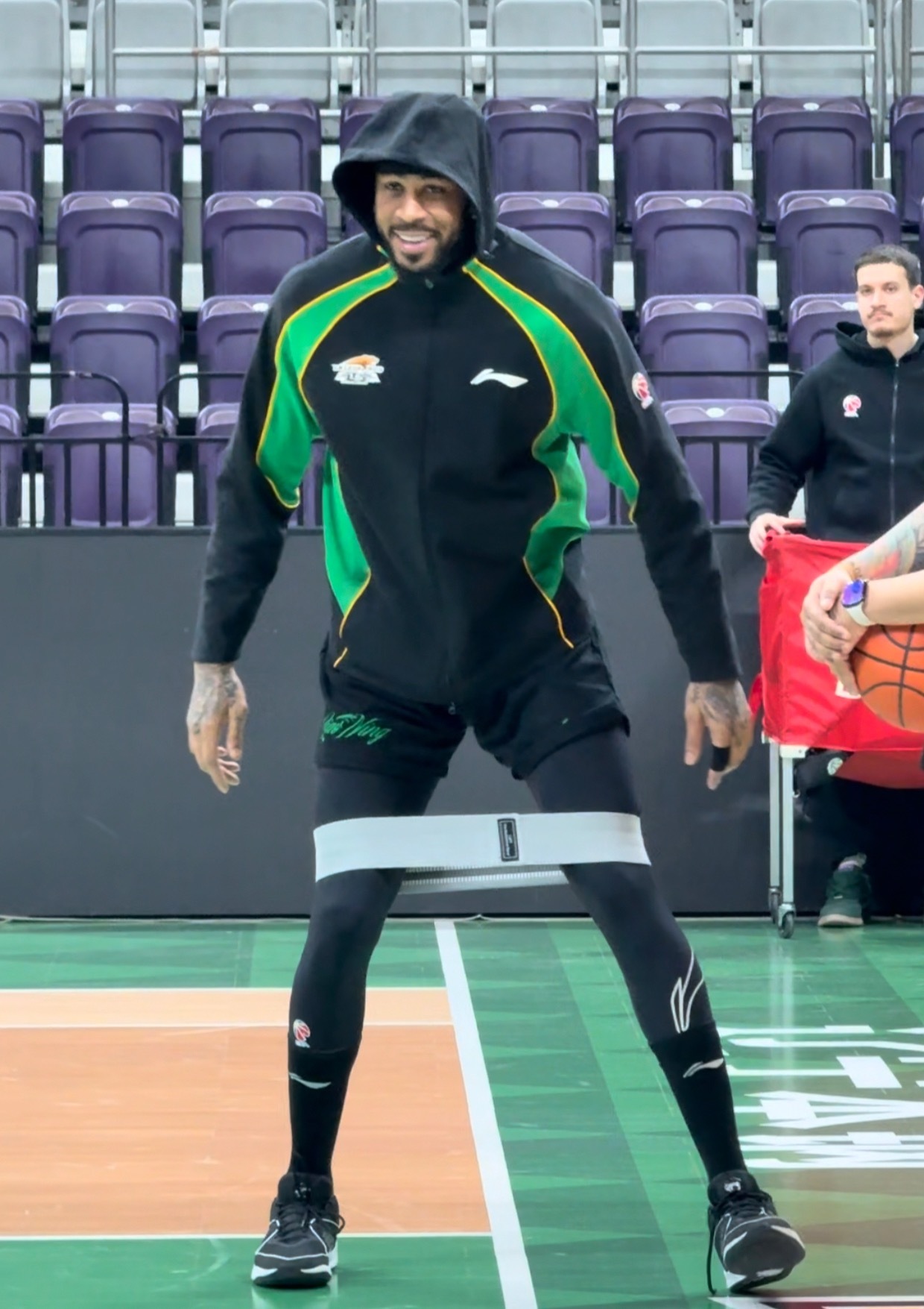 别人热身都短袖你还带个帽子，哈哈 沈阳