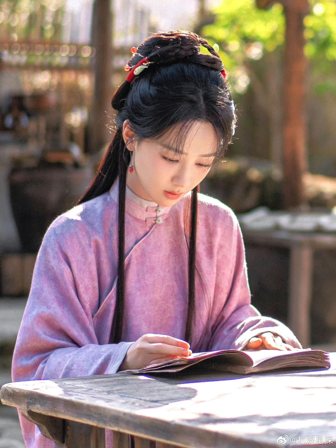 杨紫古装剧宣太夯了 杨紫古装剧宣杀疯了！一袭古装进场，美到让人挪不开眼 