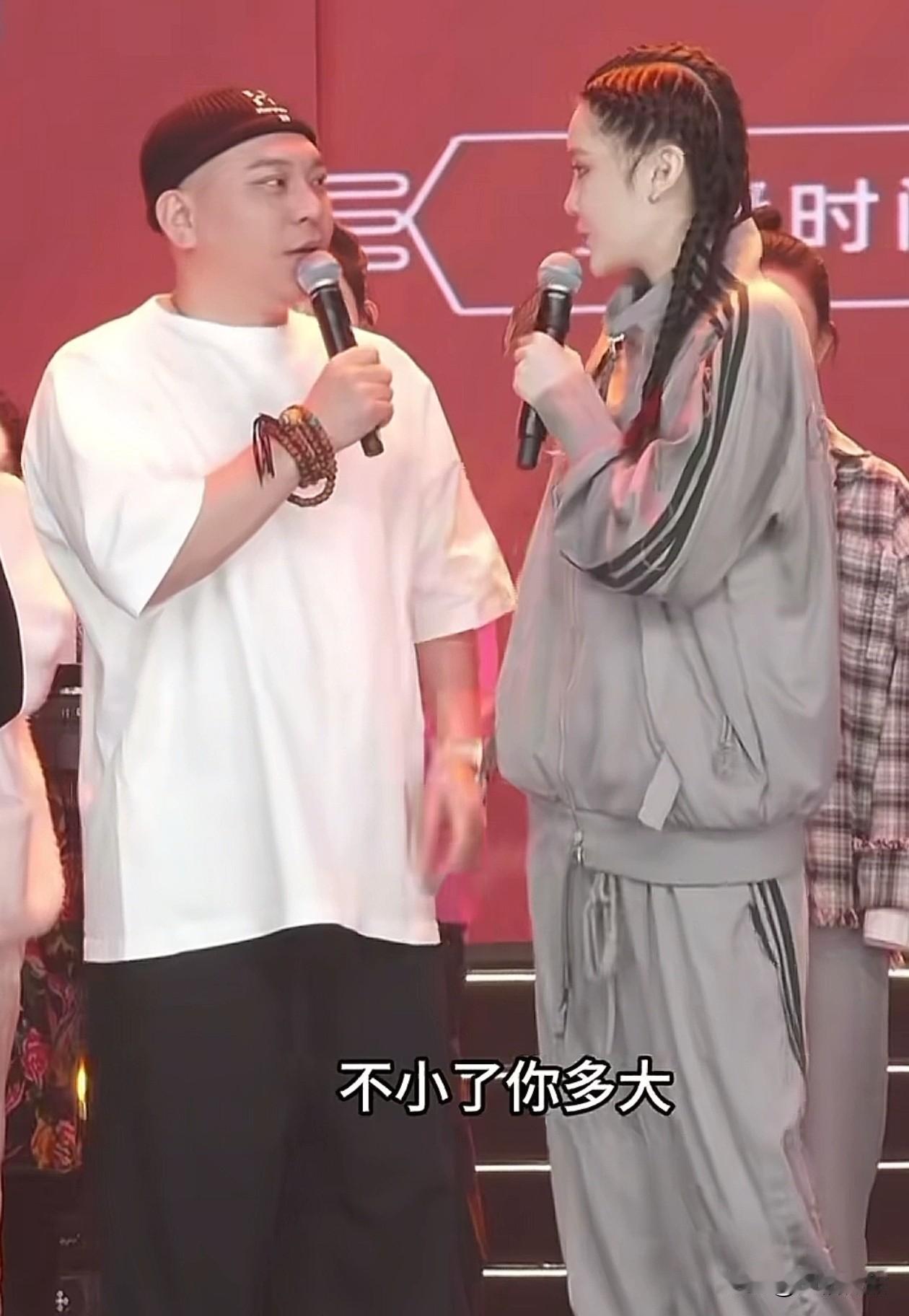 看人下菜碟，二人转演员田娃在球球面前，还是收敛了，不敢乱讲。

田娃与球球同台，