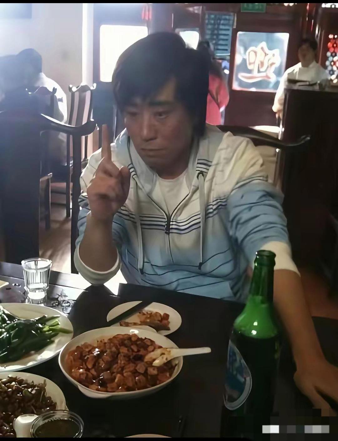 再厉害的明星也有落魄的时候，大家能认出来这是哪位吗？