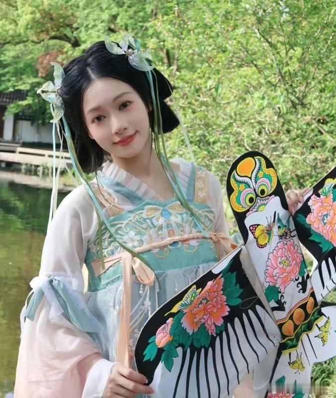 吴柳芳首次披露直播跳舞原因吴柳芳分享心路，面对争议坦诚，为母拼搏转型，勇气可嘉，