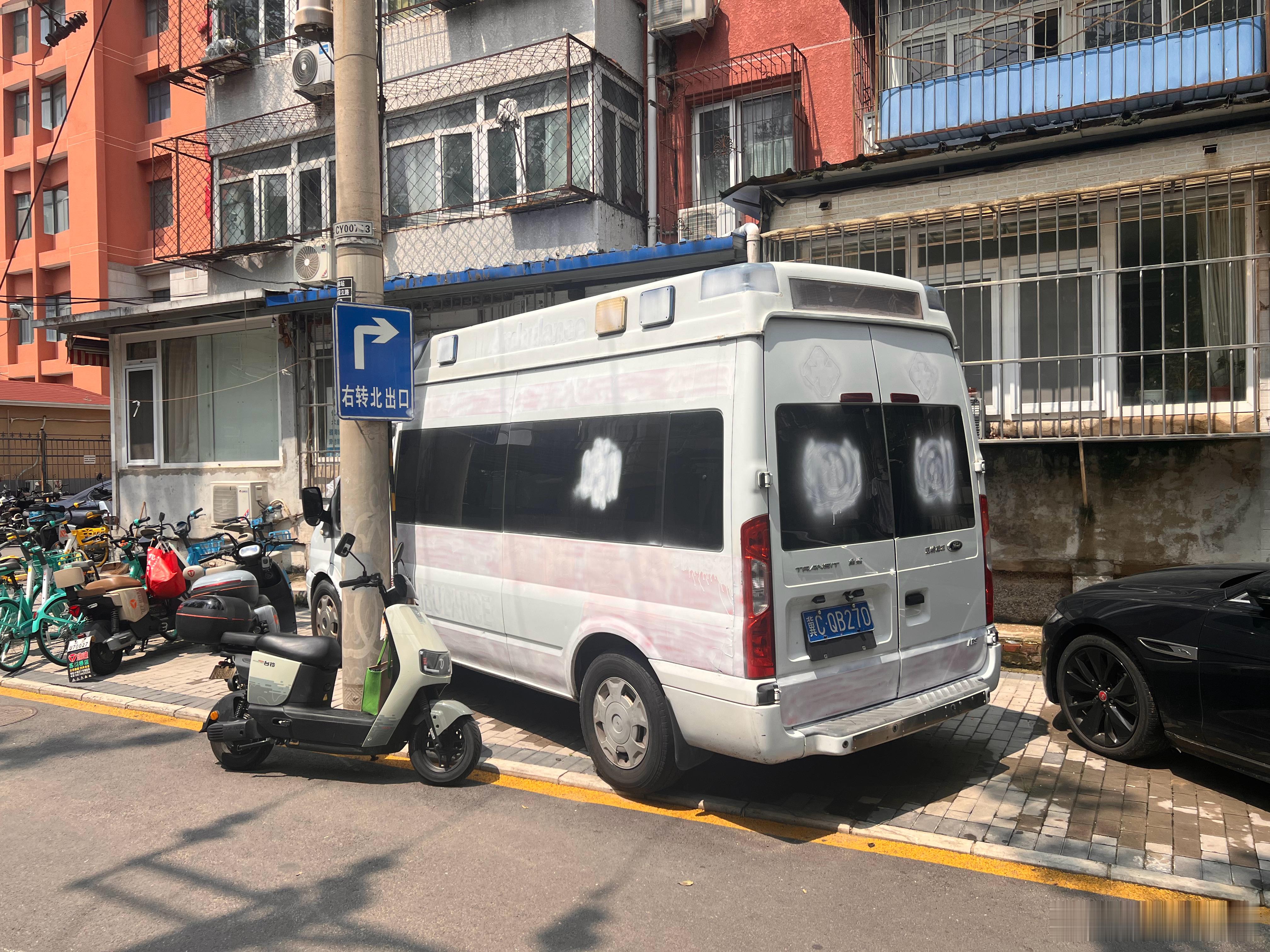 我还迷茫了一下为啥这全顺要往玻璃上喷花，后来才意识到这可能是辆假救护车…… 