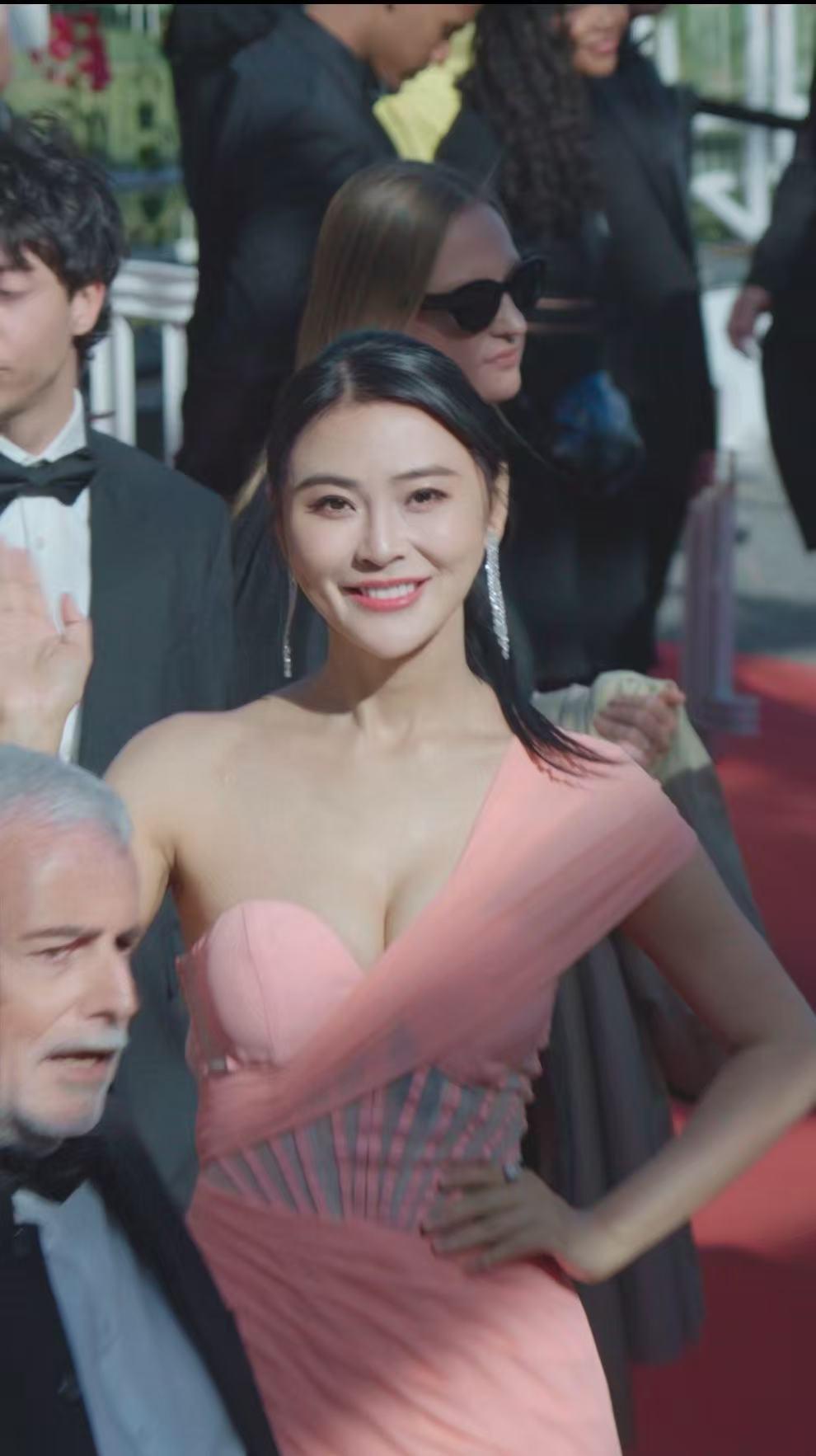 全程高光！不得不说，近期的吴丹真的太亮眼了，接连霸屏两大电影节舞台，实力诠释什么