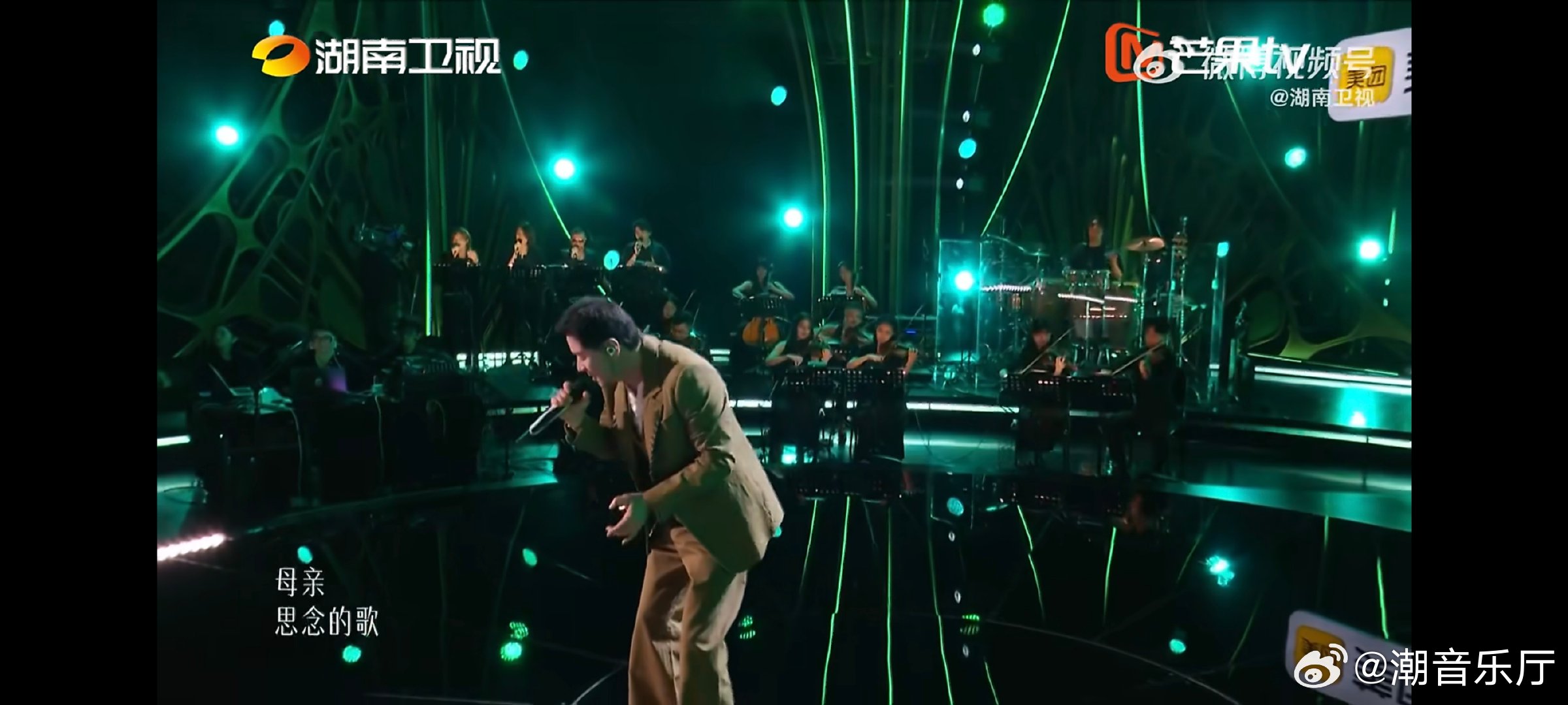 歌手直播杨坤母亲的河音色共情力没有浮夸炫技的演唱技巧，只用最质朴走心的唱法，把亲
