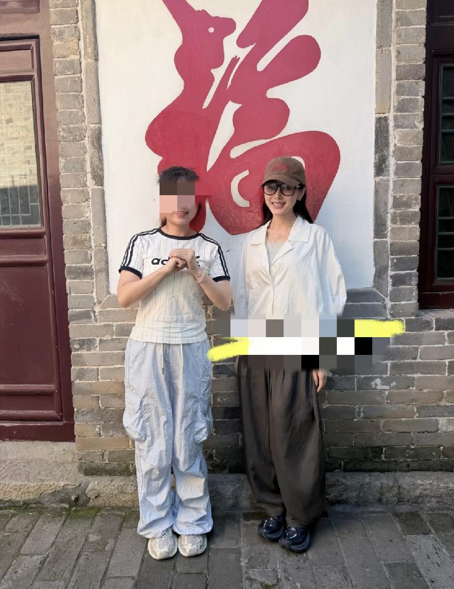 8月4日，张天爱问道辽宁大孤山，她一个人打扮朴素也很低调，素颜出镜感觉一般般，没