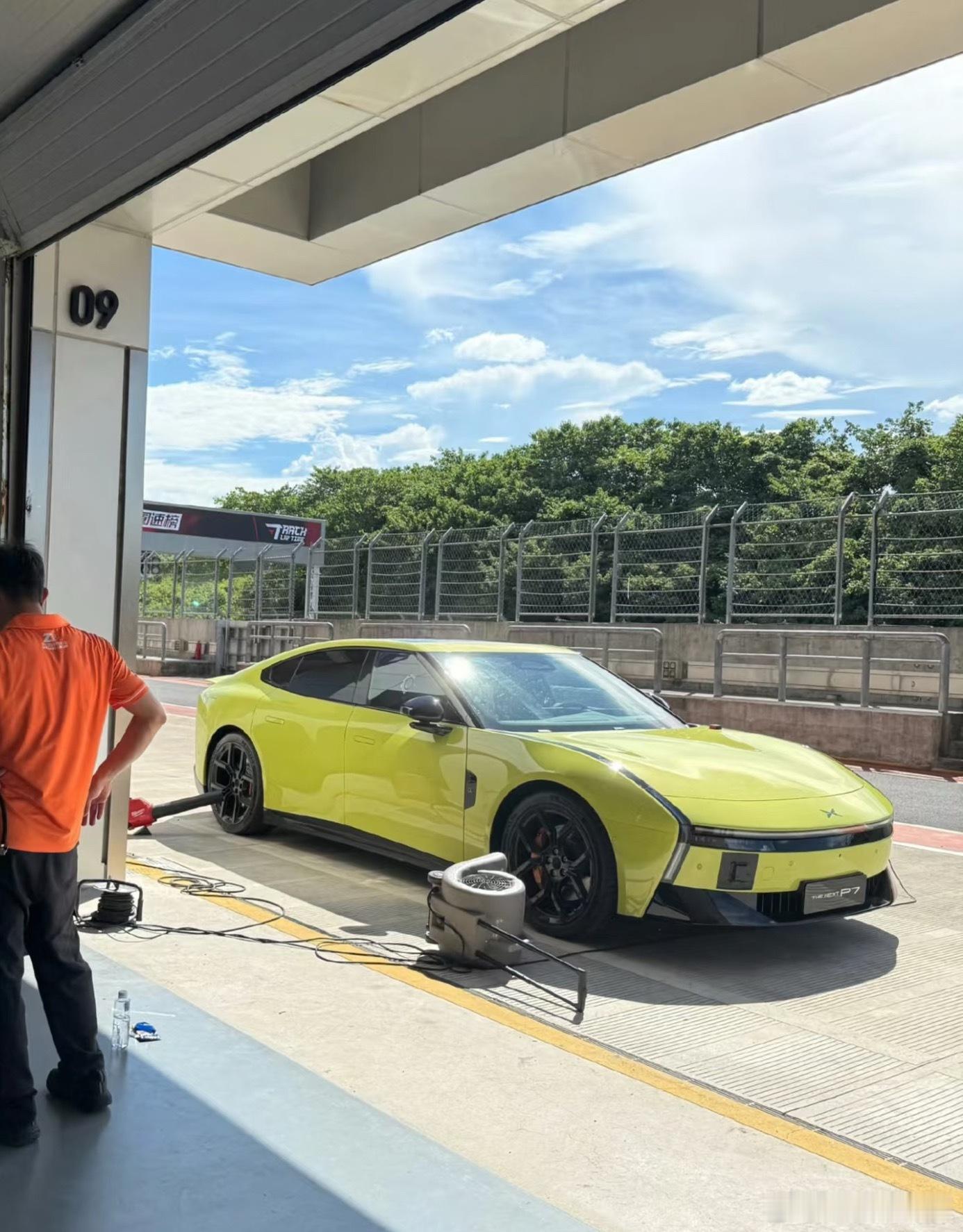 宽体低趴小鹏P7，有点地方神似日产蓝鸟大v聊车 ​​​