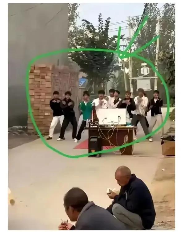 发现没有，第一批回村的年轻人，现在都不在村里三五成群的到处乱逛了，而是他们聚到一