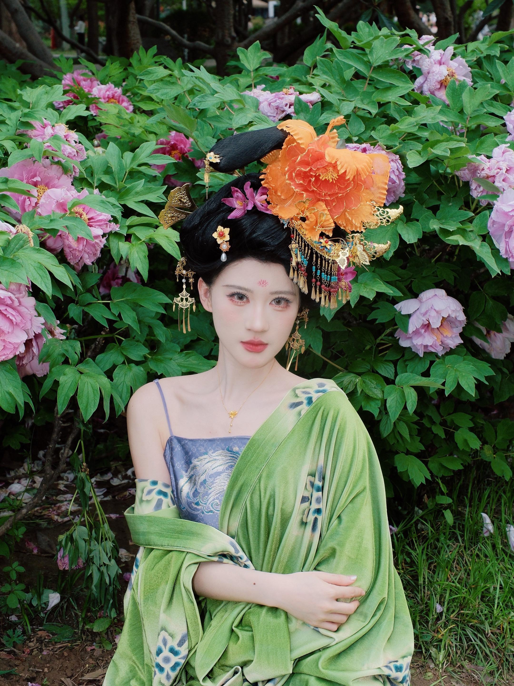 云想衣裳花想容，春风拂槛露华浓。