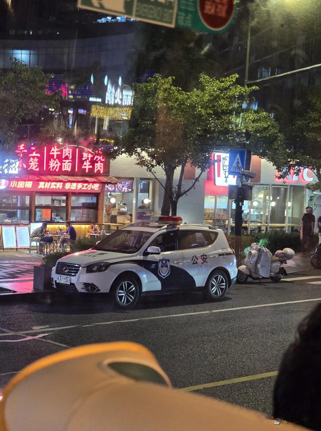 杭州应该挺有钱的吧？咋这么老的国产警车还用着呢？这是啥车 吉利吗？公务警车 警车