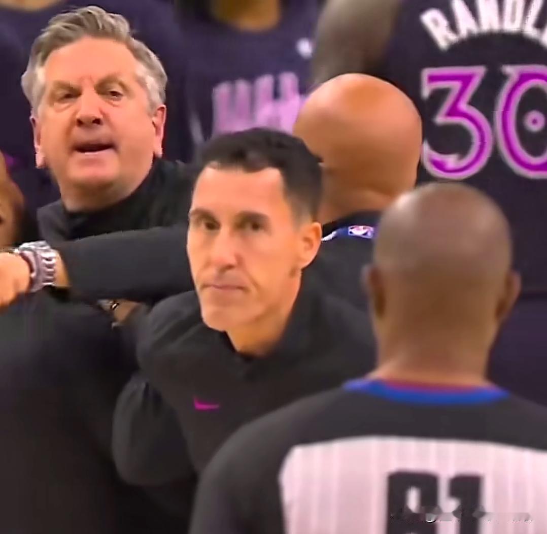 联盟就应该多一点像芬奇这样的主教练
就是别惯着，看不惯当场指出来，就算被驱逐也不