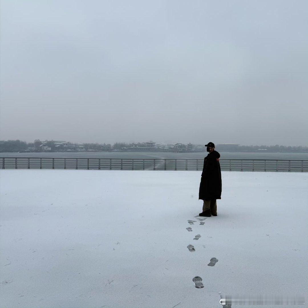 肖战晒锦州靓雪肖战拍的锦州靓雪肖战寄来了明信片雪中脚印、堆了雪人、拍了自拍、刘医