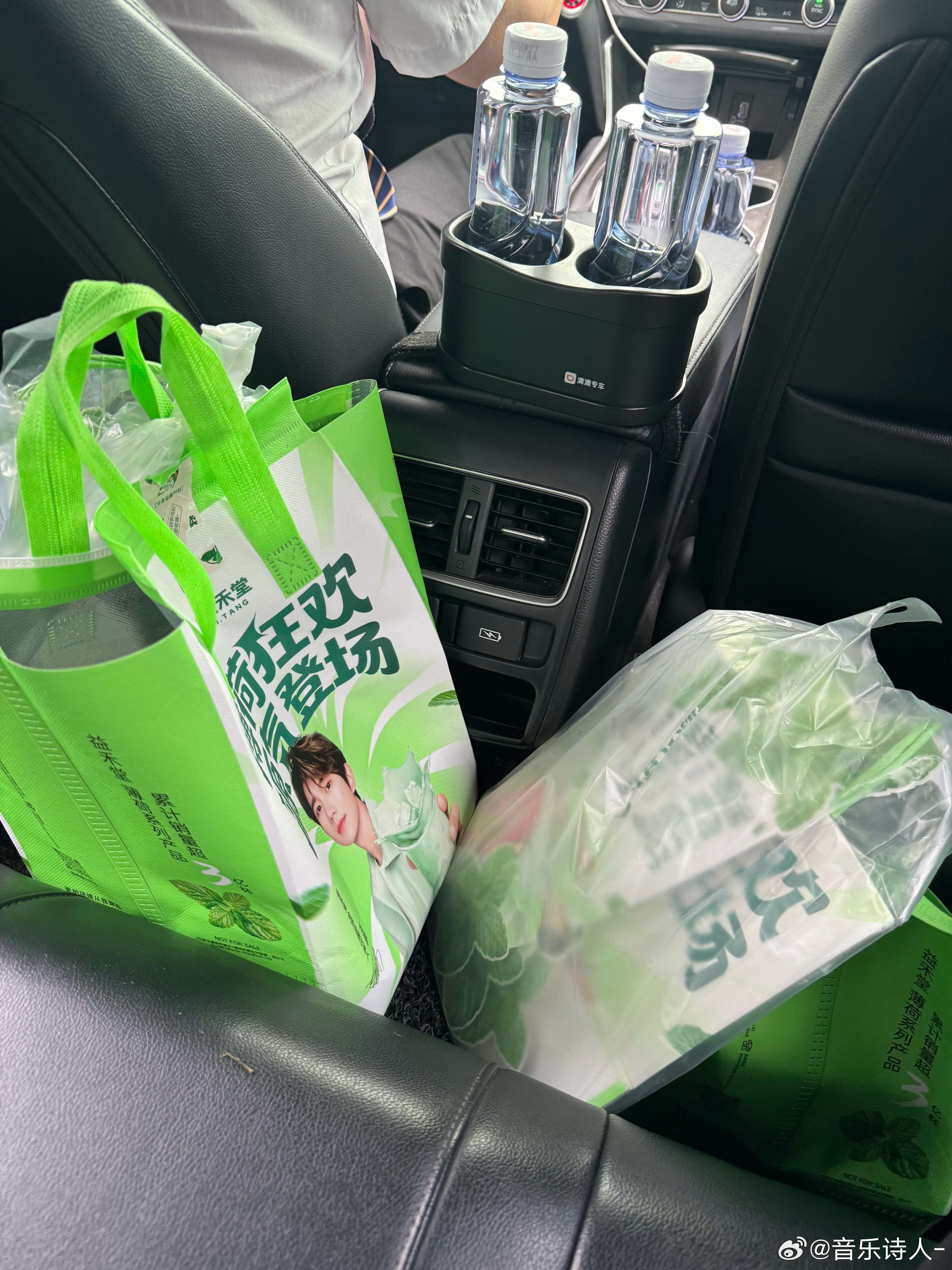 看大家发的感叹一万遍幸亏买到了专程回家拆周边然后把奶茶冻起来 