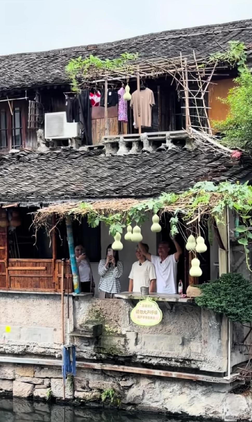 最近绍兴书圣故里的葫芦娃和爷爷火了，看完背后的故事直接破防。
75岁的陈爷爷今年