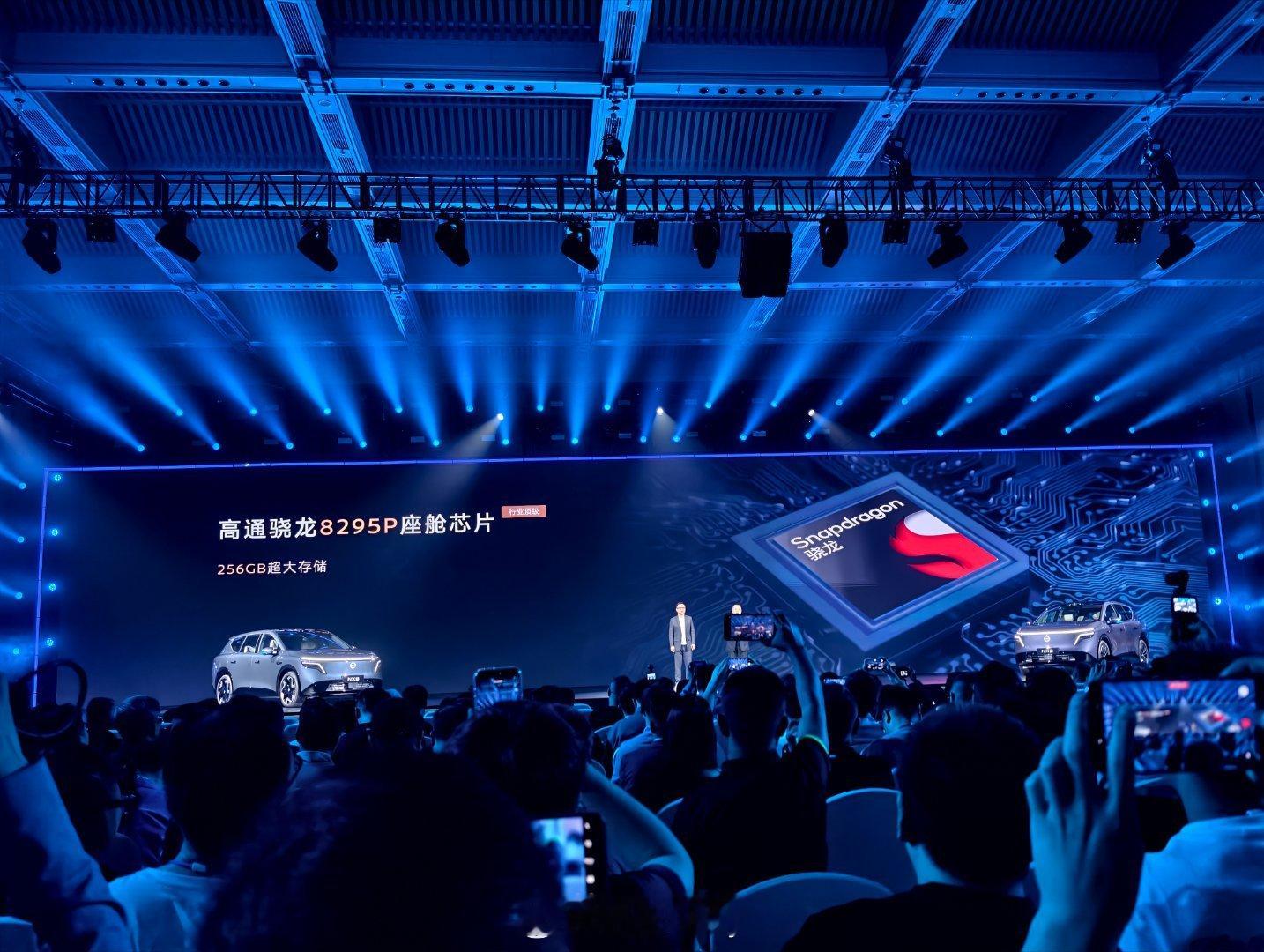 东风日产NX8的智能安全配置太顶了！双15.6英寸2.5K联屏+8295P芯片，