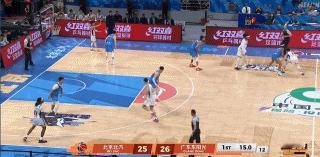 萨林杰命中全队第二个三分球，想在客场有点收获，三分球还得进得更多。北京男篮vs广